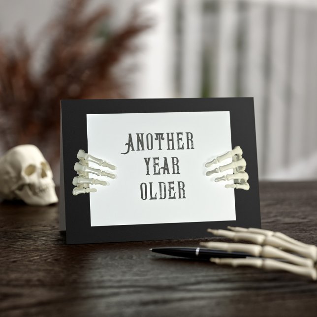Cartão de Aniversário do Halloween (Another year older...This card is perfect for all those born on the spookiest day of the year.)
