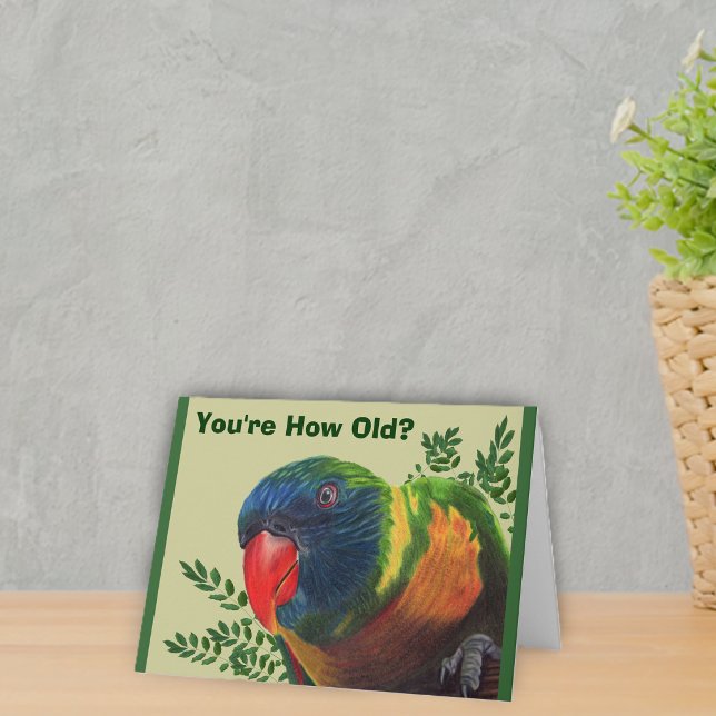 Cartão de Aniversário do Papagaio (Bright colourful macaw parrot in green leaves on green Birthday greeting card.)