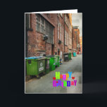 Cartão de aniversário engraçado<br><div class="desc">Beco traseiro entre construções do centro de cidade</div>