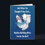 Cartão de aniversário engraçado do tubarão do<br><div class="desc">No exato momento em que você pensou que era seguro… um outro aniversário vem e morde-o no bumbum! Estes desenhos animados engraçados que caracterizam um grande tubarão branco que sai de um toalete fazem o cartão de aniversário perfeito para o fã do tubarão com um sentido de humor torcido estranho....</div>