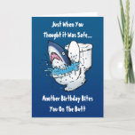 Cartão de aniversário engraçado do tubarão do<br><div class="desc">No exato momento em que você pensou que era seguro… um outro aniversário vem e morde-o no bumbum! Estes desenhos animados engraçados que caracterizam um grande tubarão branco que sai de um toalete fazem o cartão de aniversário perfeito para o fã do tubarão com um sentido de humor torcido estranho....</div>