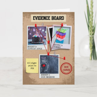Cartão de Aniversário Engraçado Quadro de Evidênci