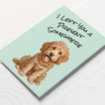 Cartão de Aniversário Feliz Cachorro de Goldendood<br><div class="desc">Essa gira de ouro deixou um presente para você em algum lugar,  e ela não vai te dizer onde está. Todo o texto e as cores podem ser alterados.</div>