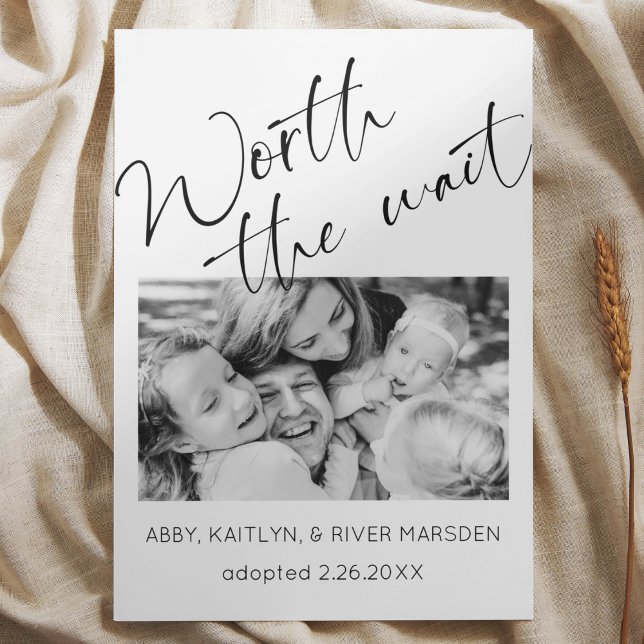 Cartão de Anúncio de Adoção de Foto "Vale a Pena E ("worth the wait" adoption phot announcement card black and white script modern simple typography)