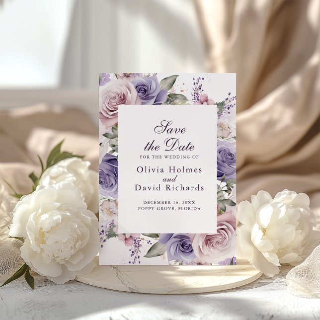 Cartão de Anúncio de Casamento com Floral Lilás (Boho Chic Mauve and Lilac Roses Save the Date Card on a boho table with white peonies)