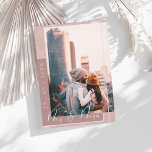 Cartão de Anúncio de Data de Casamento com Foto e<br><div class="desc">Cartão de Anúncio de Data de Casamento com Foto e Letra em Rosa Pó. Suave e romântico, este cartão de Anúncio de Data de Casamento em rosa pó apresenta letra branca elegante com um layout de foto completo. Perfeito para casamentos de primavera ou verão, seu design minimalista e tom de...</div>