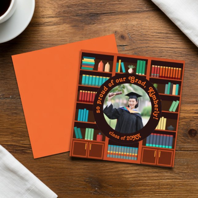 Cartão de Anúncio de Formatura com Tema de Bibliot (Criador carregado)