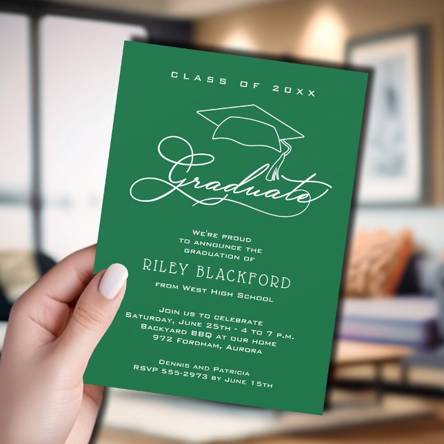 Cartão de Anúncio de Formatura Verde com Boina de  (Green graduation announcement cards feature your details in chic white lettering.)