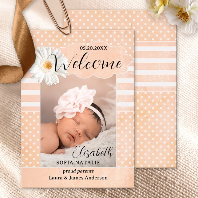 Cartão de Anúncio de Foto para Bebê Peach (Baby girl birth announcement card with a photo of your own baby framed by a peach and white design)