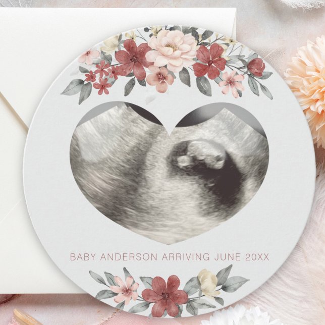 Cartão de Anúncio de Gravidez Foto Ultrassônica do (heart ultrasound sonogram pregnancy announcement card with watercolor floral frame. round card)