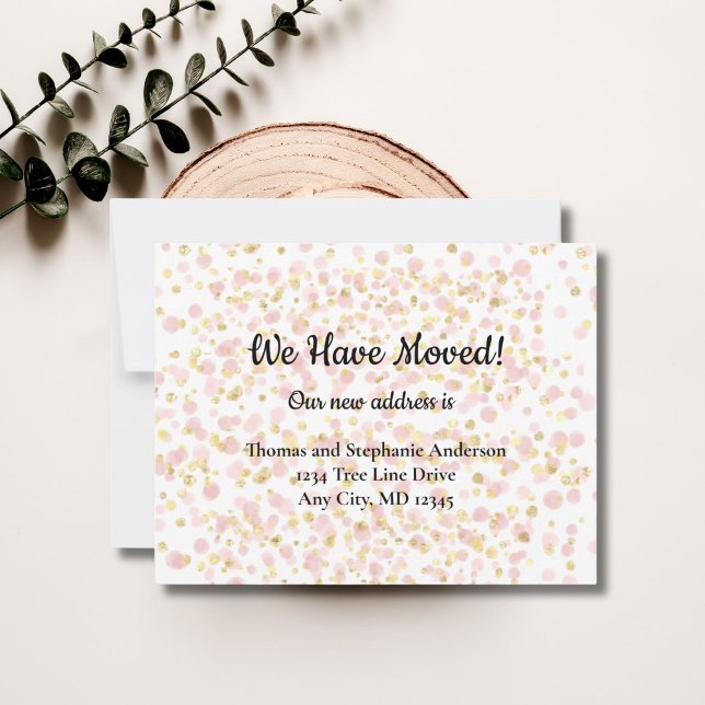 Cartão de Anúncio de Mudança com Sobreposição de O (Pink gold overlay We have moved moving announcement card. )