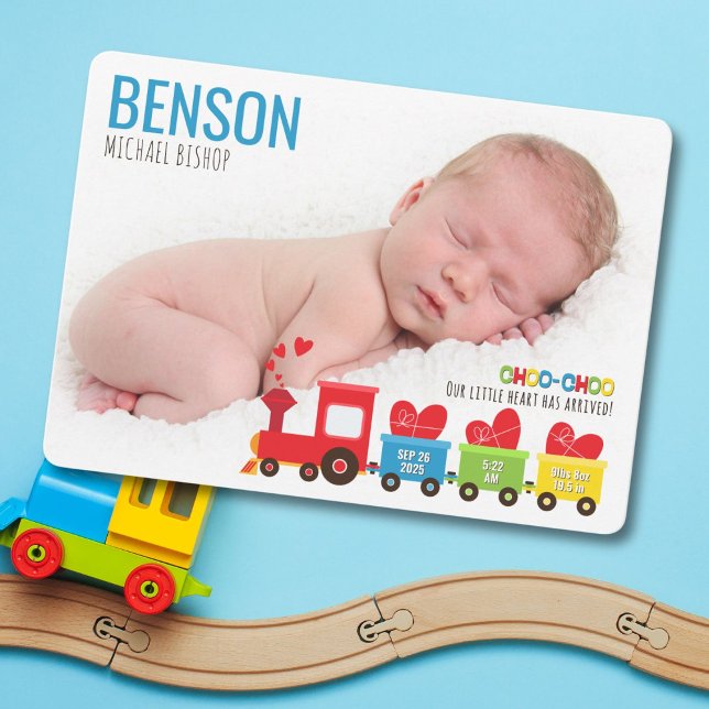 Cartão de Anúncio de Nascimento do Comboio Choo-Ch (Adorable train-themed birth announcement with photo slots and heartfelt charm.)