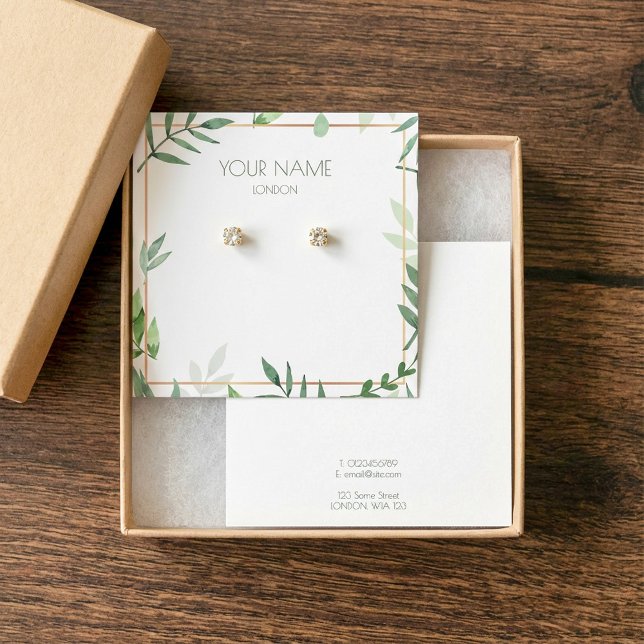 Cartão de apresentação de bordo verde e dourado (Leafy green and gold border earring display card.)