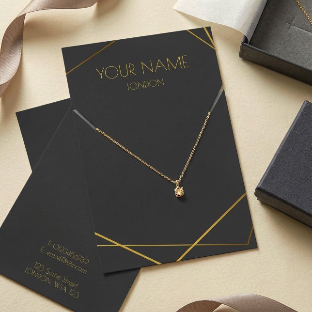 Cartão de apresentação de colar geométrico Dourado (Gold geometric necklace flat lay display card.)