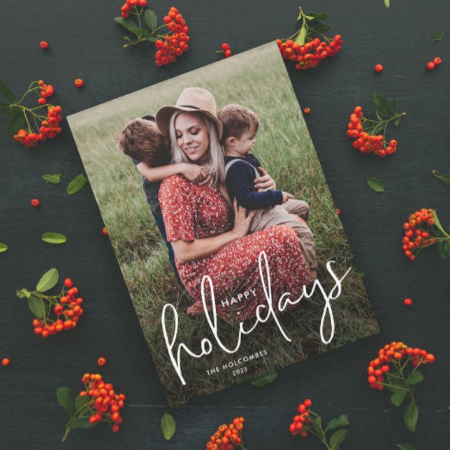 Cartão de Boas Festas Simples com Foto Moderna em  (Modern Script Happy Holidays Photo Holiday Card with Handwritten Typographic Overlay.)