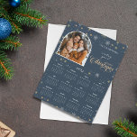 Cartão de Calendário Magnético de Foto em Floco de<br><div class="desc">Calendário de cartões magnéticos com fotografia e saudação de Natal. Apresenta a sua fotografia selecionada juntamente com uma saudação personalizada e o calendário 2025 num fundo de flocos de neve do inverno.</div>