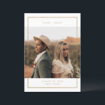 Cartão de Casamento de Foto com Moldura Dourada Sa<br><div class="desc">Anuncie seu casamento próximo para familiares e amigos com nosso cartão de anúncio de casamento save the date com foto com divertida letra à mão e ilustração de linha floral elegante.</div>