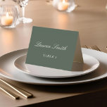 Cartão de Casamento Neutro e Sage Moderno<br><div class="desc">Cartões de lugar clássicos Elegant Wedding com nome de convidado personalizado e número de tabela em fundo verde moderno.</div>