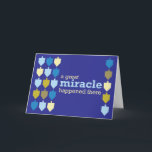 Cartão de Chanukah da família<br><div class="desc">Um divertimento e um cartão lunático para Chanukah que caracteriza um azul e uma paleta de cores do ouro dos dreidels e de um cumprimento personalizable para dentro. Não vêem que as cores ou para o frasear querem? Eu estou feliz fazer um design com sua escolha das cores e das...</div>