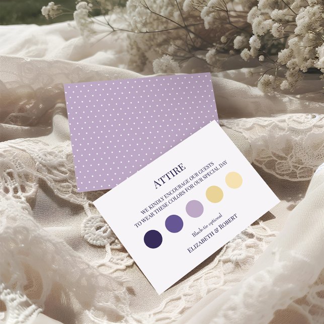 Cartão de Código de Vestido de Lavanda de Boho (Boho Lavender Wedding Attire Guest Dress Code Card on a sunny boho wedding table.)
