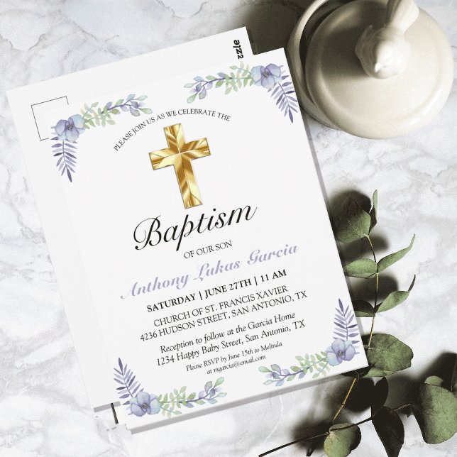 Cartão de Comunhão de Bebê com Cruz de Ouro e Lava (PRETTY PURPLE FLORAL GOLD CROSS BAPTISM INVITATION POSTCARD)