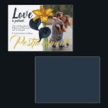 Cartão De Conselho Adiamento de Casamento Azul e Dourado do marinho<br><div class="desc">Mande aos seus convidados os cartões de adiamento do casamento com lírios azuis e dourados. Essas alterações nos cartões de data são bonitas com rótulos de endereço correspondentes. Eles são fáceis de personalizar, e as opções de tamanho estão disponíveis. Os designs de Lily Tiger são bonitos como um conjunto e...</div>