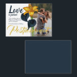 Cartão De Conselho Adiamento de Casamento Azul e Dourado do marinho<br><div class="desc">Mande aos seus convidados os cartões de adiamento do casamento com lírios azuis e dourados. Essas alterações nos cartões de data são bonitas com rótulos de endereço correspondentes. Eles são fáceis de personalizar, e as opções de tamanho estão disponíveis. Os designs de Lily Tiger são bonitos como um conjunto e...</div>