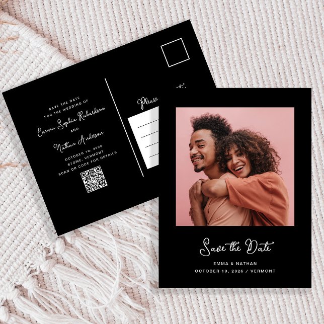 Cartão de Convite Preto Caprichoso com Foto | Códi (A sweet and whimsical black save the date postcard, with your photo and a scannable QR code)