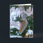 Cartão de cumprimentos dos calçados do Natal<br><div class="desc">Design incomum de uns calçados tão bonito que penduram da árvore de Natal.  Vazio da esquerda para dentro para sua mensagem,  com um "Feliz Natal pequeno na parte dianteira do cartão.</div>