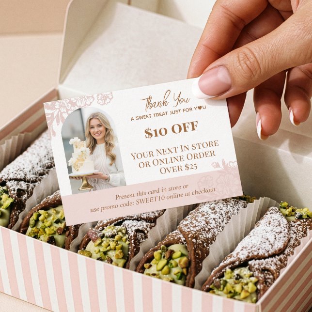 Cartão de Desconto de Padaria com Foto de Arco Flo (Arch Photo Floral Cupcake Thank You Promo Bakery Discount Card)