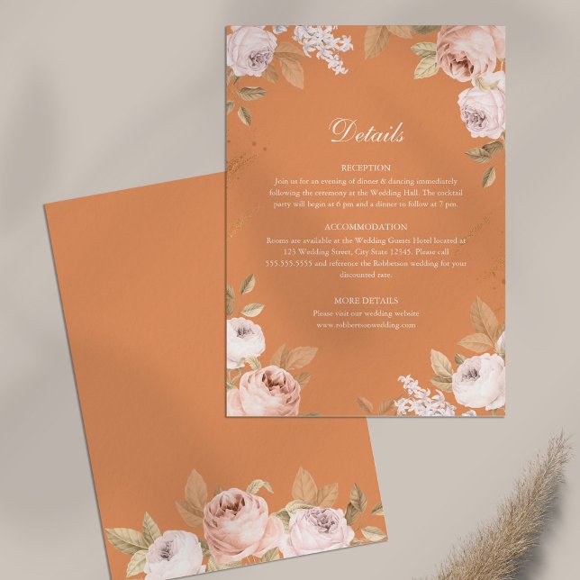 Cartão de Detalhes de Casamento Boho Apricot Peoni (Boho Apricot Peonies Wedding Details Card on table)