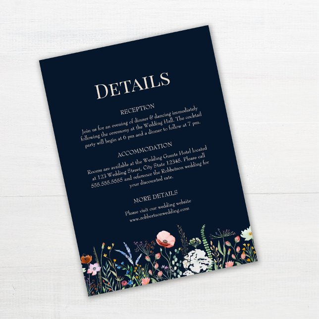 Cartão de Detalhes de Casamento de Flores Selvagen (Navy Blue Wildflowers Wedding Details Card on white wooden table.)