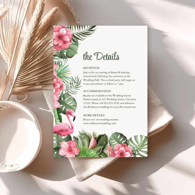 Cartão de Detalhes de Casamento de Flores Tropicai (Tropical Flowers and Flamingo Wedding Details Card on sunny boho table.)