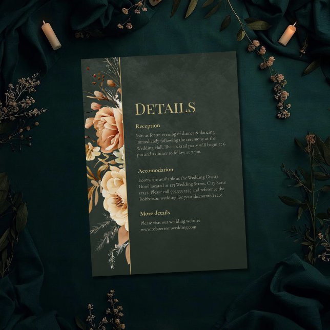 Cartão de Detalhes de Casamento Floral Verde de Br (Forest Witch Green Floral Wedding Details Card on a dark green witchy wedding table with botanicals)