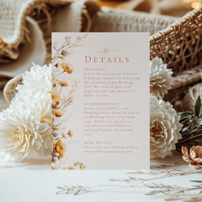 Cartão de Detalhes do Casamento Boho Terracotta Wi (Boho Terracotta Wildflowers Wedding Details Card on a sunny table with boho flower bouquet.)