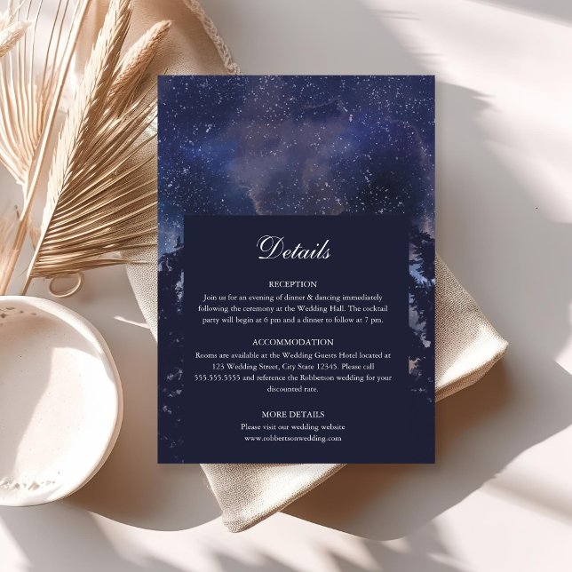 Cartão de Detalhes do Casamento da Floresta da Noi (Starry Night Forest Wedding Details Card on a sunny boho table.)