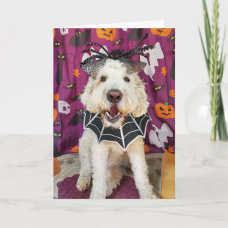 Cartão de Dia das Bruxas de Cachorro Goldendoodle