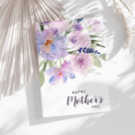 cartão de dia de as mães floral<br><div class="desc">Um design floral de aquarela com flores roxas lavandas e guião. O texto e as cores podem ser personalizados.</div>