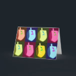 Cartão de Dreidels Hanukkah<br><div class="desc">Cartão colorido do dreidel após o estilo. Dreidels é um símbolo do conhecimento. Os miúdos judaicos fingiram jogar o dreidel durante as épocas em que aprender o Torah foi proibida.</div>