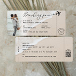 Cartão de Embarque Destino Casamento na PRAIA com<br><div class="desc">Apresentamos nosso convite de casamento exclusivo e elegante, projetado para parecer um cartão de embarque, perfeito para casais que desejam adicionar um toque de diversão e criatividade ao seu casamento com tema de praia. Este convite apresenta uma linda foto de uma praia e um casal feliz, dando aos seus convidados...</div>