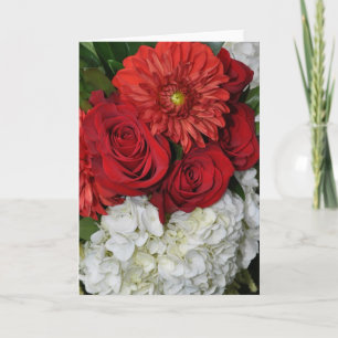 Cartão de felicitações com buquê floral vermelho e