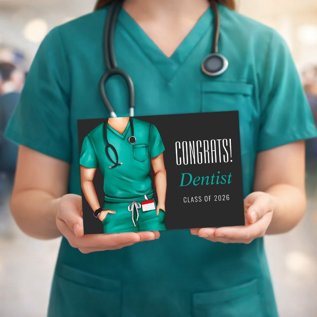 Cartão de Felicitações pela Formatura em Odontolog (Dentist graduation greeting card held in hands mockup design)