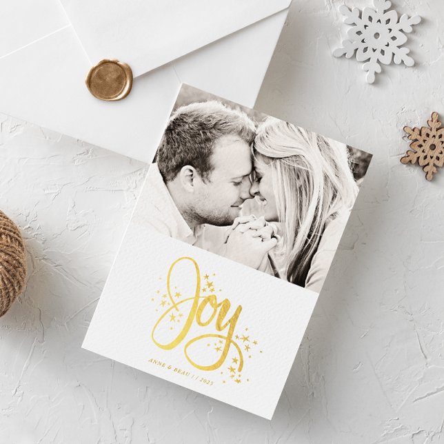 Cartão de Feriado de Foto Moderno de Joy do Ouro B (Simple and clean white photo Christmas holiday card with faux gold foil Joy surrounded by stars)