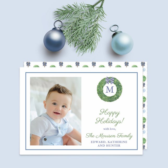 Cartão de Feriado de Imagem do Monograma Smart Box (Preppy boxwood with blue and white bow family picture holidays card)
