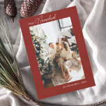 Cartão de Feriado Vermelho Fotográfico com Script<br><div class="desc">Celebra la temporada festiva con un de elegancia pessoal. Apresentamos nuestra tarjeta de felicitación de Navidad minimalista, diseñada exclusivamente para aquellos que apreci e la simplicidad con un de nostalgia. En el frente, muestra tu foto más preciada, creando un punto sentimento focal. Encima de tu imagen, la frase "Feliz Navidad"...</div>