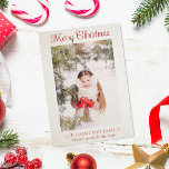 Cartão de Férias da Família Feliz Natal<br><div class="desc">Este cartão de natal fotográfico apresenta um tema vermelho e branco simples e um texto elegante. Todo o texto na parte frontal e traseira da placa pode ser personalizado. Adicione uma foto de família para criar o cartões de natal perfeito nesta época de natal.</div>
