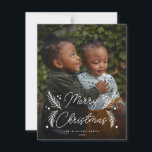 Cartão de Férias de Cheio de Pine Berry Moderno Si<br><div class="desc">Completamente personalizável,  este cartão de na moda é simples e elegante. Apresentando sua foto com saudação em um roteiro e realces foliares de inverno desenhados à mão. O reverso apresenta uma segunda foto.</div>