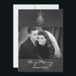 Cartão de Férias de Foto Mistletoe<br><div class="desc">Um giz romântico que desenhou o mistério acentua sua foto de família para as férias,  fazer perfeito para o novo casal ou para a nova família.</div>