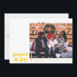 Cartão de Férias de Foto Moderna do Canto de Paz e<br><div class="desc">Este cartão de férias moderno e minimalista é o showcase perfeito para a foto da sua família favorita. Disponível em uma ampla gama de cores. Outras cores e opções de verso disponíveis mediante solicitação. Obrigado por visitar minha loja Zazzle!</div>