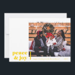 Cartão de Férias de Foto Moderna do Canto de Paz e<br><div class="desc">Este cartão de férias moderno e minimalista é o showcase perfeito para a foto da sua família favorita. Disponível em uma ampla gama de cores. Outras cores e opções de verso disponíveis mediante solicitação. Obrigado por visitar minha loja Zazzle!</div>